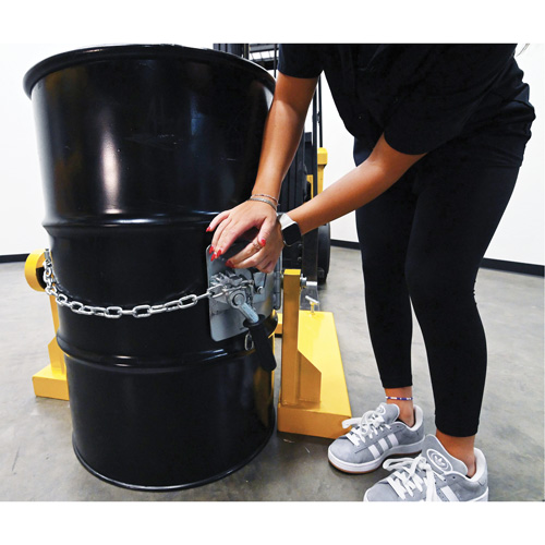 Porte-baril pour chariot &agrave; fourche, Pour 55 gal. US (45,8 gal imp&eacute;rial) Solutions industrielles ALPHA