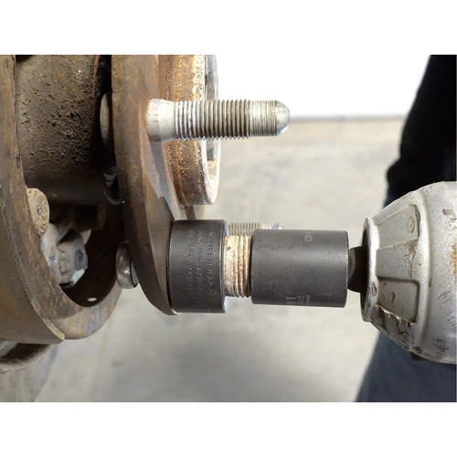Outil d'installation de goujons de roue Solutions industrielles ALPHA