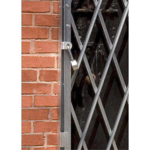 Barri&egrave;res de porte robustes, Simple, 4' lo x 5' 9" h d&eacute;ploy&eacute; Solutions industrielles ALPHA