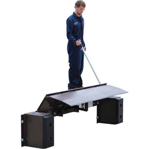 Mechanical Edge-O-Dock Leveler, 99" W, 72" Deck Width, 29" Span Solutions industrielles ALPHA
