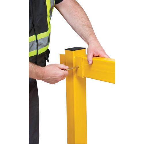Poteau de coin pour garde-corps l&eacute;gers, Acier, 42" h, Jaune s&eacute;curit&eacute; OSHA Solutions industrielles ALPHA