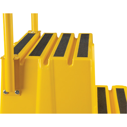Escabeau industriel, 4 marches, 44" x 22-1/4" x Hauteur 65-1/8" Solutions industrielles ALPHA