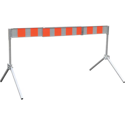 Barricade de rue, En A, 6' lo x 5-1/2" h, Orange/Blanc Solutions industrielles ALPHA