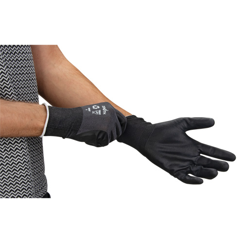 Gants &eacute;cologiques enduits et perm&eacute;ables &agrave; l'air, 9, R&ecirc;vetement Mousse de nitrile, Calibre 21, Enveloppe en Nylon/rPET Solutions industrielles ALPHA