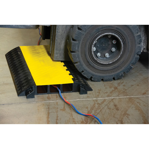 Polyurethane Cable Protector, 3 Channels, 35.43" L x 19.69" W x 3" H Solutions industrielles ALPHA
