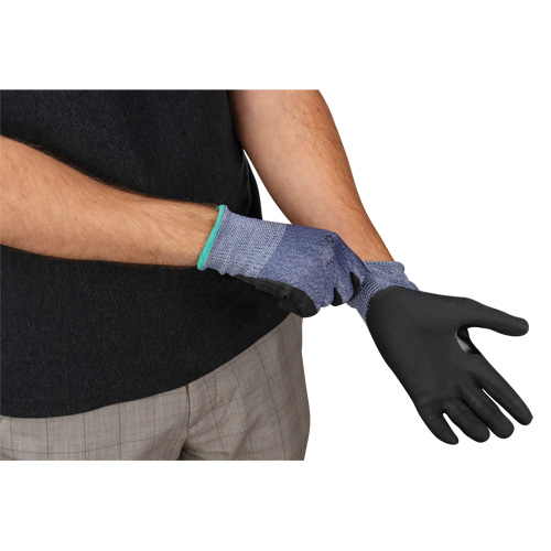 Gants r&eacute;sistant &agrave; la coupe, Taille Grand, Calibre 15, Rev&ecirc;tement Mousse de nitrile, Enveloppe en PEHP, ASTM ANSI niveau A3 Solutions industrielles ALPHA