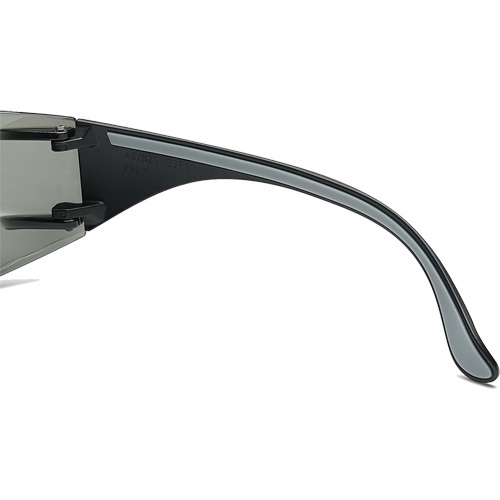 Lunettes de s&eacute;curit&eacute; Adapt Lite, Lentille Fum&eacute;e, Antibu&eacute;e/Anti-&eacute;gratignures, ANSI Z87+/R&eacute;pond ou surpasse la norme CSA Z94.3 Solutions industrielles ALPHA