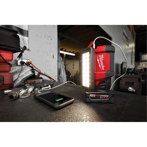 Projecteur &agrave; faisceau large pour entretien et r&eacute;paration avec chargeur USB M12 Rover, DEL, 700 lumens Solutions industrielles ALPHA