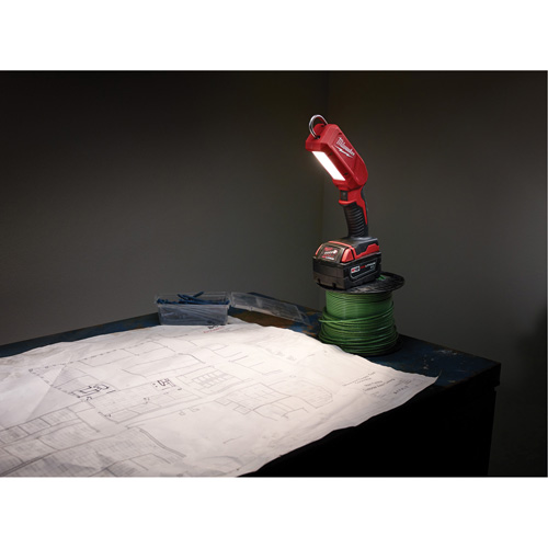 M18 Stick Light, Hook, Rechargeable, 300 Lumens Solutions industrielles ALPHA