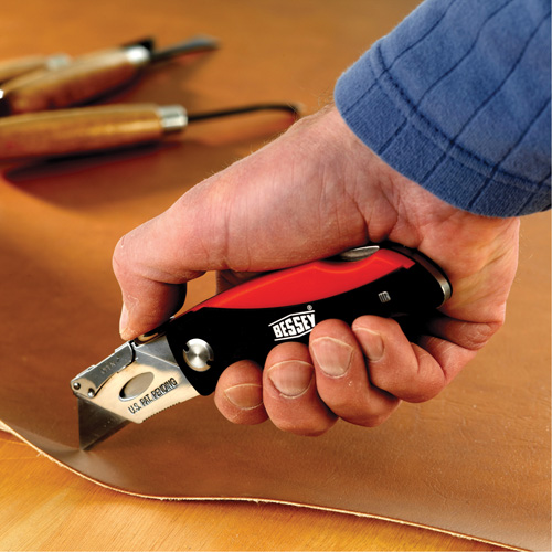 Couteau utilitaire pliant, 2-3/8" lame, poign&eacute;e en Plastique/Coussin&eacute;e Solutions industrielles ALPHA