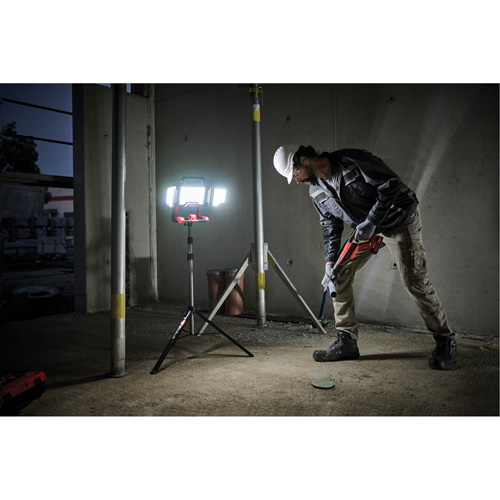 Lampe de travail &agrave; DEL professionnelle &agrave; panneaux pliants lumens sans fil 18V sur tr&eacute;pied, DEL, 3600 lumens Solutions industrielles ALPHA