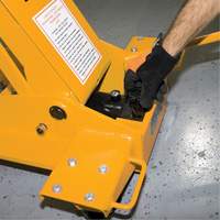 Cric de transmission Yellow Jackit, Cap. de levage 2,2 tonnes Solutions industrielles ALPHA