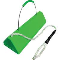 Cale de roue pour avion Checkers Safety SafeRay avec poign&eacute;e &agrave; c&acirc;ble avec cordage en boucle, Ur&eacute;thane, Vert fluorescent, 24" la x 8" p x 6" h Solutions industrielles ALPHA