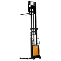 Gerbeur pour chariot &eacute;l&eacute;vateur, Fonctionnement &eacute;lectrique, Capacit&eacute; 2000 lb, Lev&eacute;e max 137" Solutions industrielles ALPHA