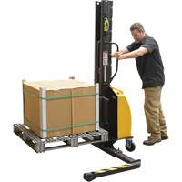 Gerbeur motoris&eacute; avec m&acirc;t &eacute;troit, Fonctionnement &eacute;lectrique, Capacit&eacute; 1000 lb, Lev&eacute;e max 63" Solutions industrielles ALPHA