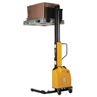 Gerbeur motoris&eacute; avec m&acirc;t &eacute;troit, Fonctionnement &eacute;lectrique, Capacit&eacute; 1500 lb, Lev&eacute;e max 98" Solutions industrielles ALPHA