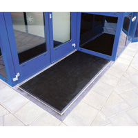 Tapis Gritstop Fingermat, Caoutchouc, Grattoir Type, Motif Textur&eacute;, 2' x 2-2/3', Noir Solutions industrielles ALPHA