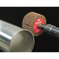 Brosses &agrave; lamelles Scotch-Brite, 2" dia. x 1" la, Arbre 1/4", Oxyde d'aluminium Solutions industrielles ALPHA