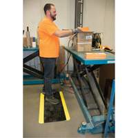 Tapis antifatigue, Losange, 1-2/3' x 3-1/4' x 3/4", Noir/Jaune, Polyur&eacute;thane Solutions industrielles ALPHA