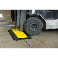 Protecteur de c&acirc;bles en polyur&eacute;thane, 5 canaux, 35,43" lo x 19,69" la x 2" h Solutions industrielles ALPHA