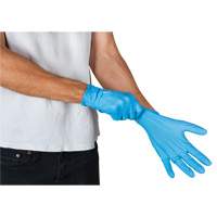 Vending Pack Disposable Gloves, Small, Nitrile, 4.5-mil, Powder-Free, Blue, Class 2 Solutions industrielles ALPHA