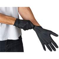 Vending Pack Disposable Gloves, Small, Nitrile, 5-mil, Powder-Free, Black, Class 2 Solutions industrielles ALPHA