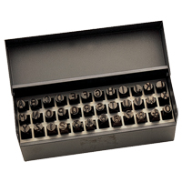 Jeu de lettres et num&eacute;ros pour estampage &agrave; la main, 36 morceaux Solutions industrielles ALPHA