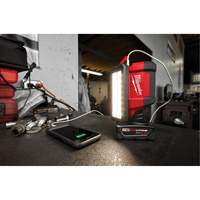 Projecteur &agrave; faisceau large pour entretien et r&eacute;paration avec chargeur USB M12 Rover, DEL, 700 lumens Solutions industrielles ALPHA