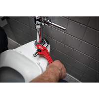 Cl&eacute; &agrave; tuyau hexagonale coud&eacute;e en acier, Cap des m&acirc;choires 2-5/8", Longueur 10-1/2", Fini Rev&ecirc;tement en poudre, Prise Ergonomique Solutions industrielles ALPHA