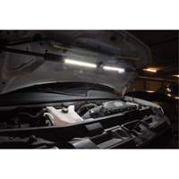 Baladeuse sous-capot pliante, Crochet, Rechargeable, 1400 lumens Solutions industrielles ALPHA