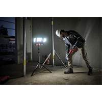 Lampe de travail &agrave; DEL professionnelle &agrave; panneaux pliants lumens sans fil 18V sur tr&eacute;pied, DEL, 3600 lumens Solutions industrielles ALPHA